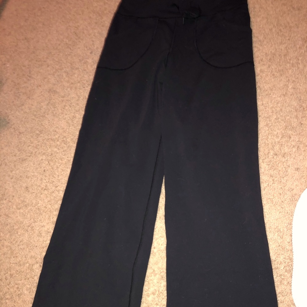 loose black lululemon joggers